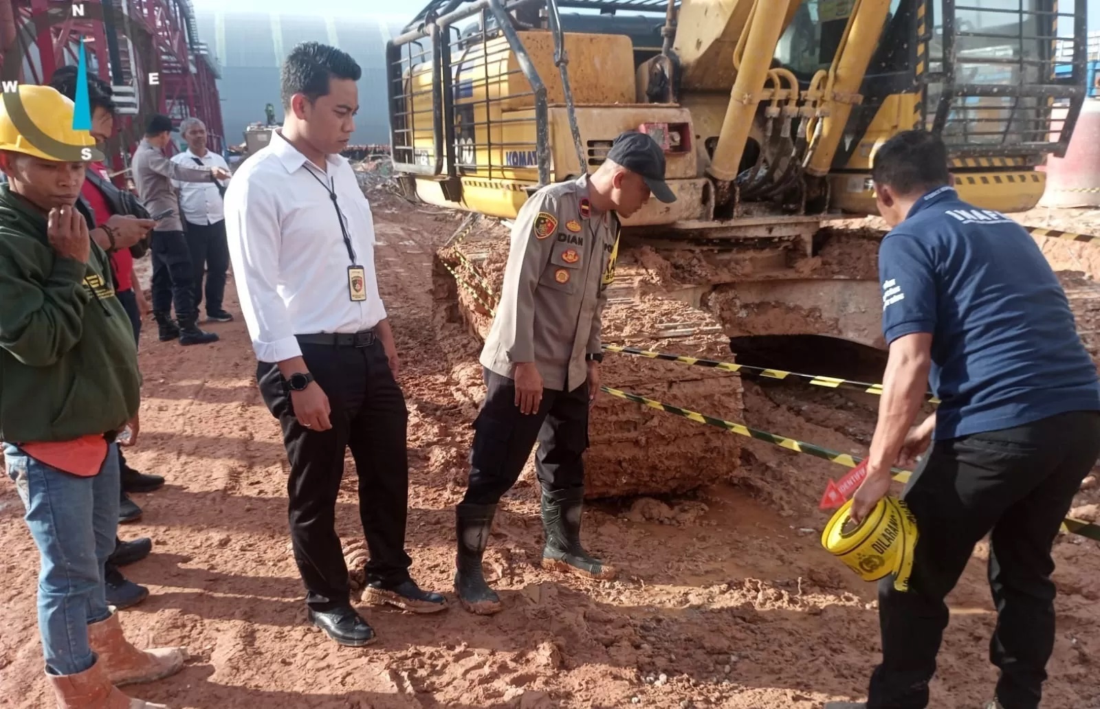 LOKASI KEJADIAN: Polisi melakukan olah Tempat Kejadian Perkara (TKP) kecelakaan kerja yang menyebabkan tewasnya seorang karyawan PT IFK, kemarin. (IST)