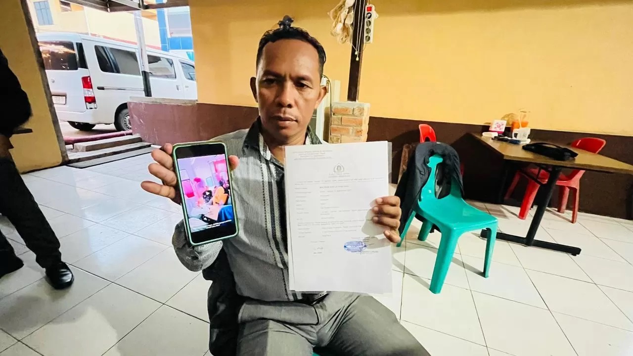 BUKTI LAPOR: Kuasa hukum salah satu orangtua murid yang diintimidasi sekolah menunjukkan bukti lapor kepolisian, Selasa (13/8). (FOTO: IST)