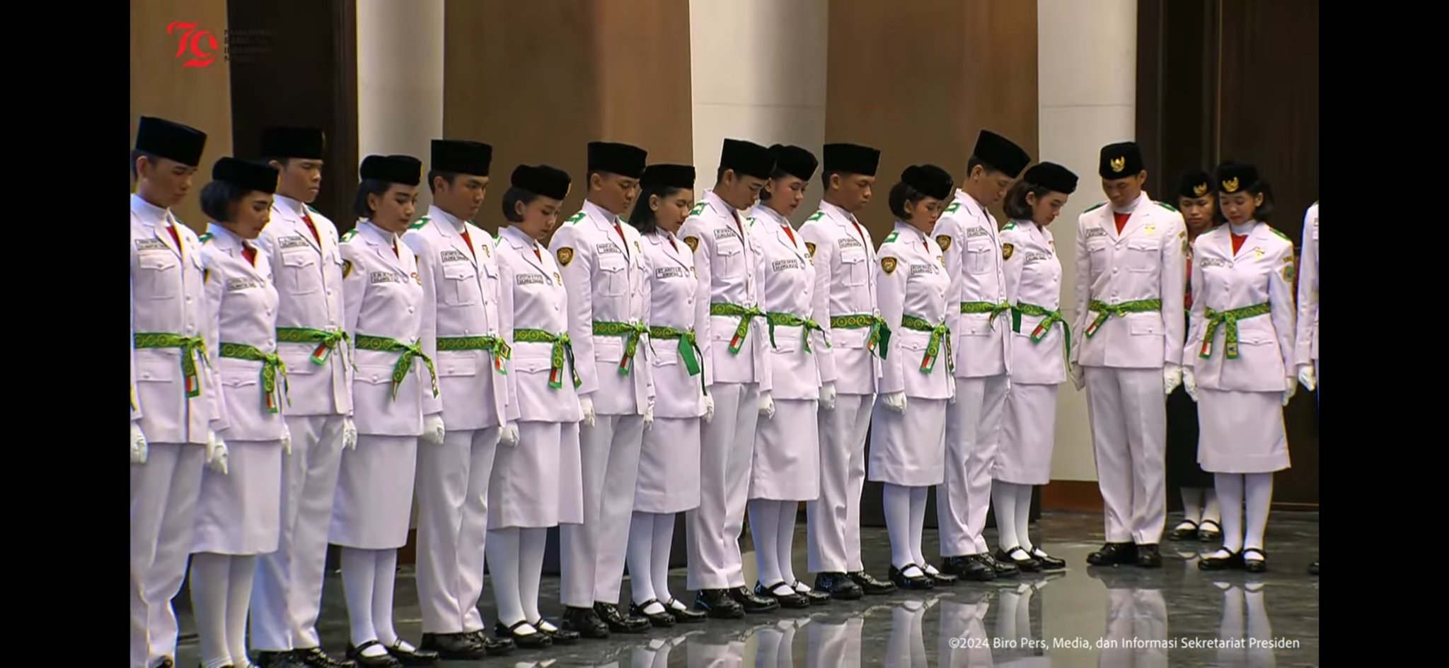 Anggota Paskibraka dari daerah berjilbab tampak tak lagi memakai jilbab.