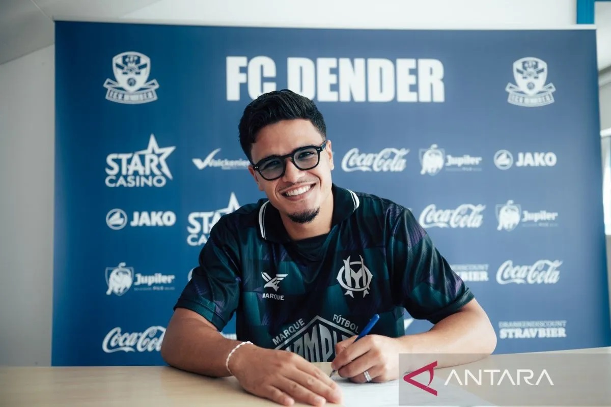 Penggawa Timnas Indonesia Ragnar Oratmangoen berpose saat mengenakan seragam tim barunya FC Dender dari Belgia, Selasa (13/8/2024). ANTARA/FC Dender.