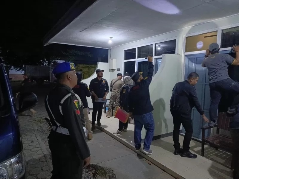 RAZIA: Petugas Satpol PP dan Damkar Kabupaten Tanah Bumbu merazia salah satu penginapan di Tanah Bumbu. (Foto: Satpol PP dan Damkar Tanah Bumbu untuk Radar Banjarmasin)