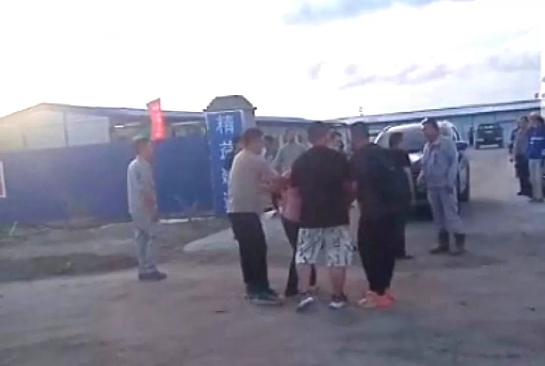 DIKEROYOK: Seorang TKA asal China di KIHI dikeroyok.