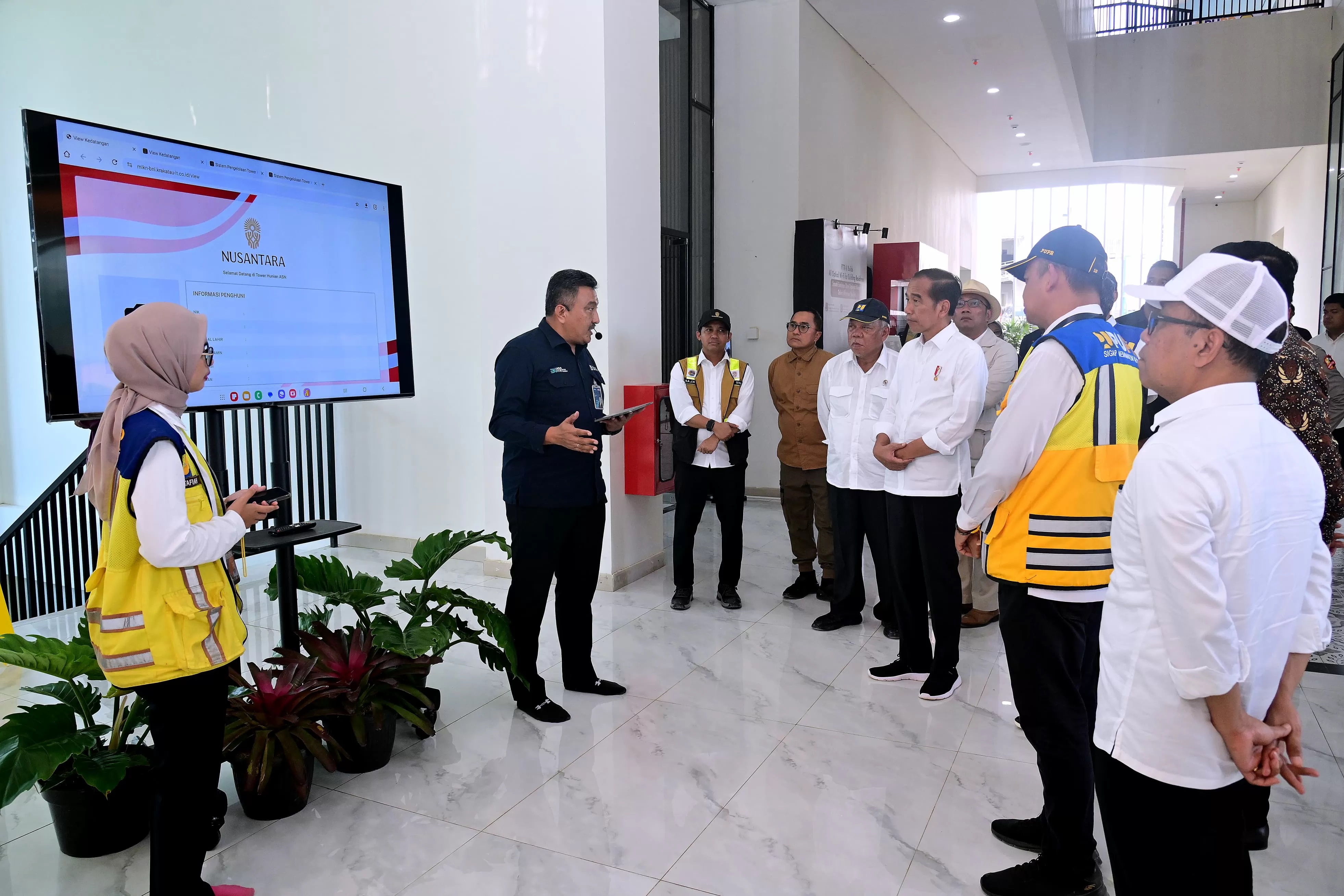 Presiden Jokowi juga menilai modul pengelolaan hunian ASN yang didesain dengan teknologi modern dan digital, sejalan dengan upaya mewujudkan konsep smart city di ibu kota baru.
