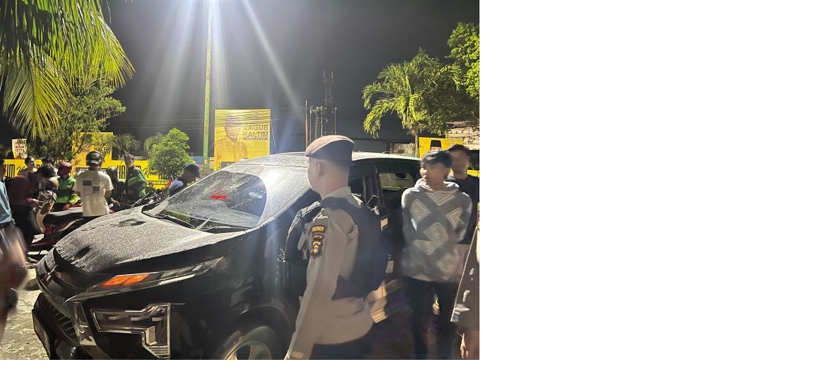 SALAH SASARAN. Kondisi mobil yang rusak setelah dirusak oknum juru parkir (jukir) liar di Jalan Wahid Hasyim 1, Samarinda Utara. (kis)