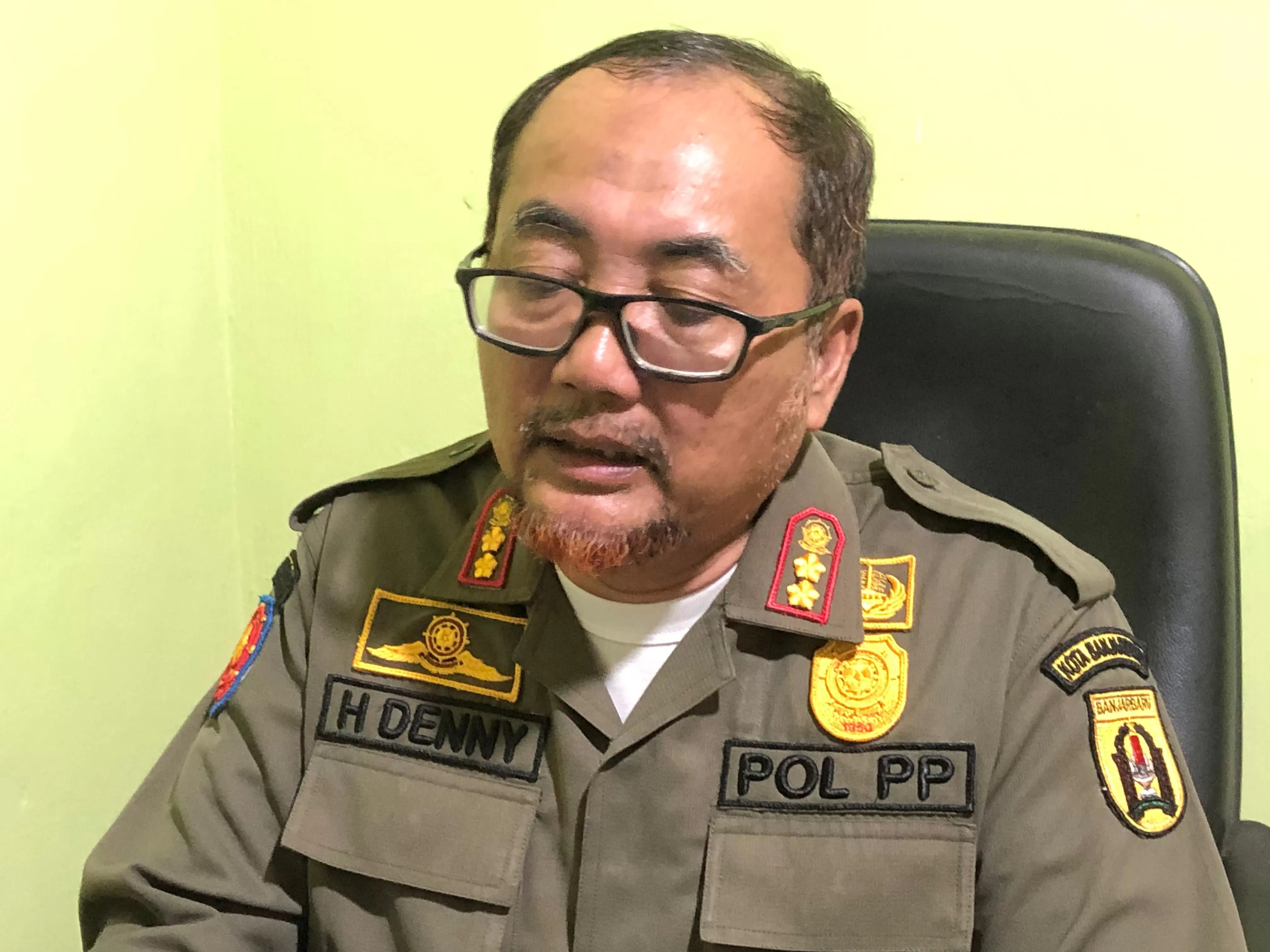 Kabid Penegakan Produk Hukum Daerah Satpol PP Banjarbaru, Denny Mahendrata saat diwawancarai (Sheilla Farazela/ Radar Banjarmasin)