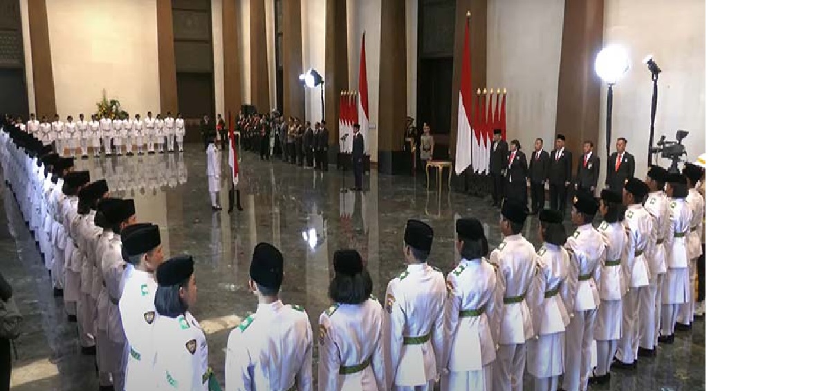 LEPAS JILBAB: Tangkapan layar prosesi pengukuhan paskibraka nasional yang akan bertugas di IKN. (Youtube Sekretariat Presiden)