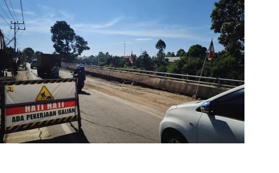 AMBLES: Jalan Nasional Amuntai-Kelua mengalami penurunan tanah. Pengendara diminta hati-hati ketika melintas. (Foto: M.Akbar/Radar Banjarmasin)