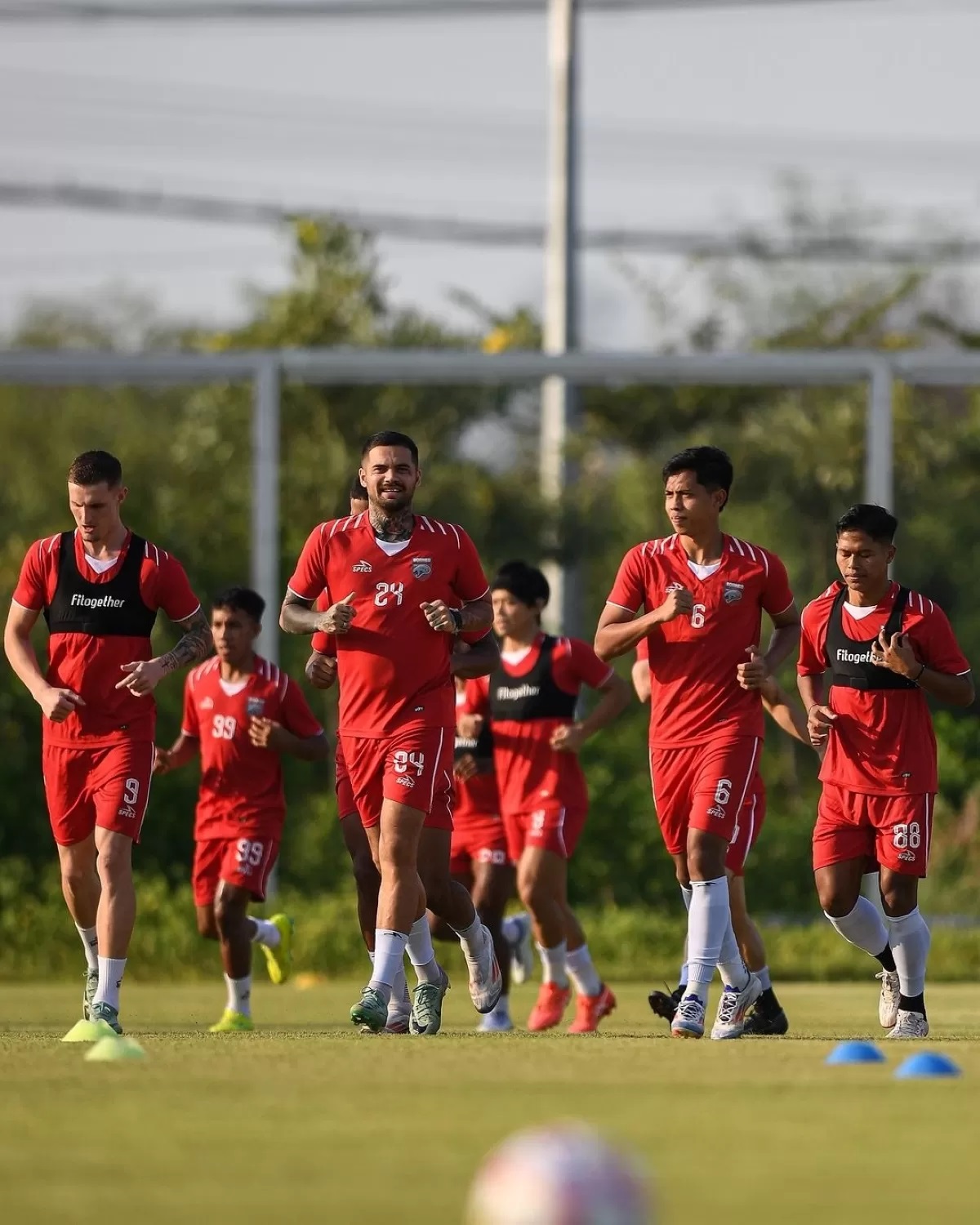 PERSIAPAN AKHIR: Skuad Borneo FC melakukan latihan terakhir di Surabaya sebelum bertolak ke Blitar. (MO BORNEO FC)