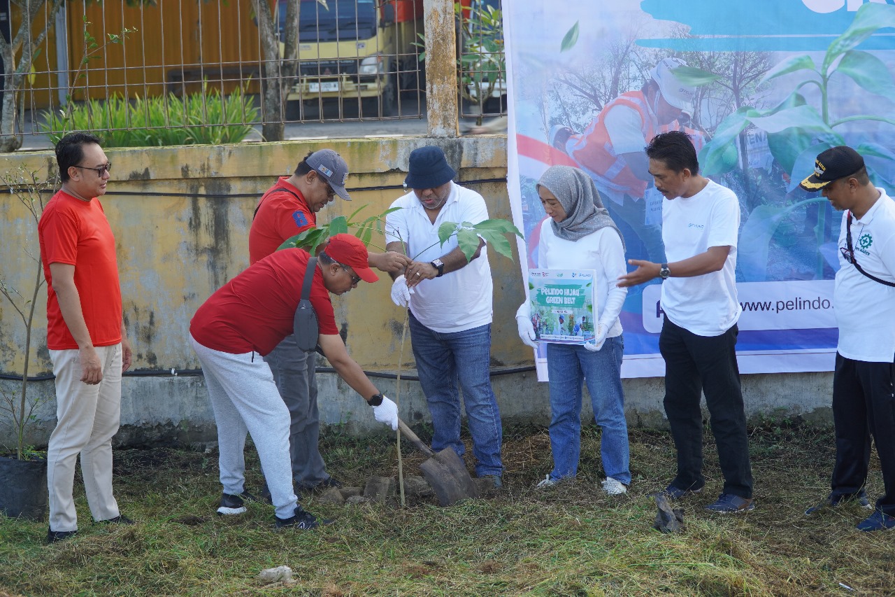 General Manager PT Pelabuhan Indonesia (Persero) Regional 4 Samarinda, Bapak Sonny Uktolseya, Jumat (16/8) melaksanakan penanaman pohon.