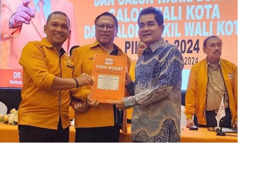 REKOMENDASI: Dengan didampingi Sekretaris DPD Hanura Sanggau, John Hendri menerima langsung surat persetujuan dukungan dari ketua umum DPP Hanura, OSO di Jakarta, Kamis 15 Agustus 2024 kemarin.