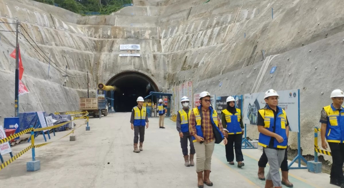 PANTAU: Rezky Samudra Aprilyan (berkemeja) ketika memeriksa progress pembangunan Terowongan Samarinda di sisi inlet, Jalan Sultan Alimuddin, Kamis (15/8). (FOTO: DENNY SAPUTRA)
