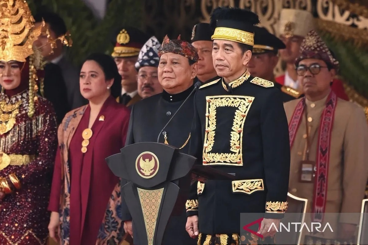Joko Widodo (kedua kanan) didampingi Menhan Prabowo Subianto (ketiga kiri) dan Ketua DPR Puan Maharani (kedua kiri) mengikuti upacara Peringatan Detik-detik Proklamasi Kemerdekaan Republik Indonesia.
