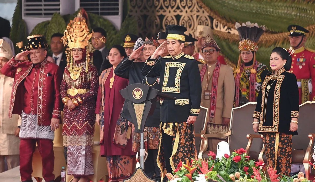 Presiden Jokowi memakai baju adat Kutai.