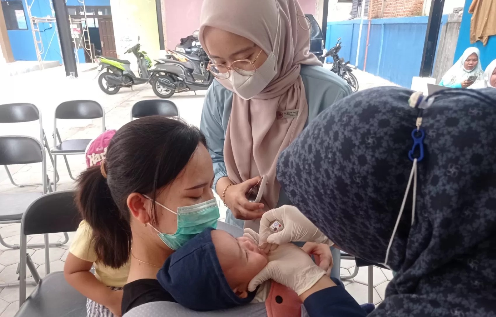 KEKEBALAN TUBUH: Balita di Berbas Tengah mendapatkan vaksinasi polio dalam pekan imunisasi nasional tahap kedua. (FOTO: &nbsp;ADIEL KUNDHARA/KP)