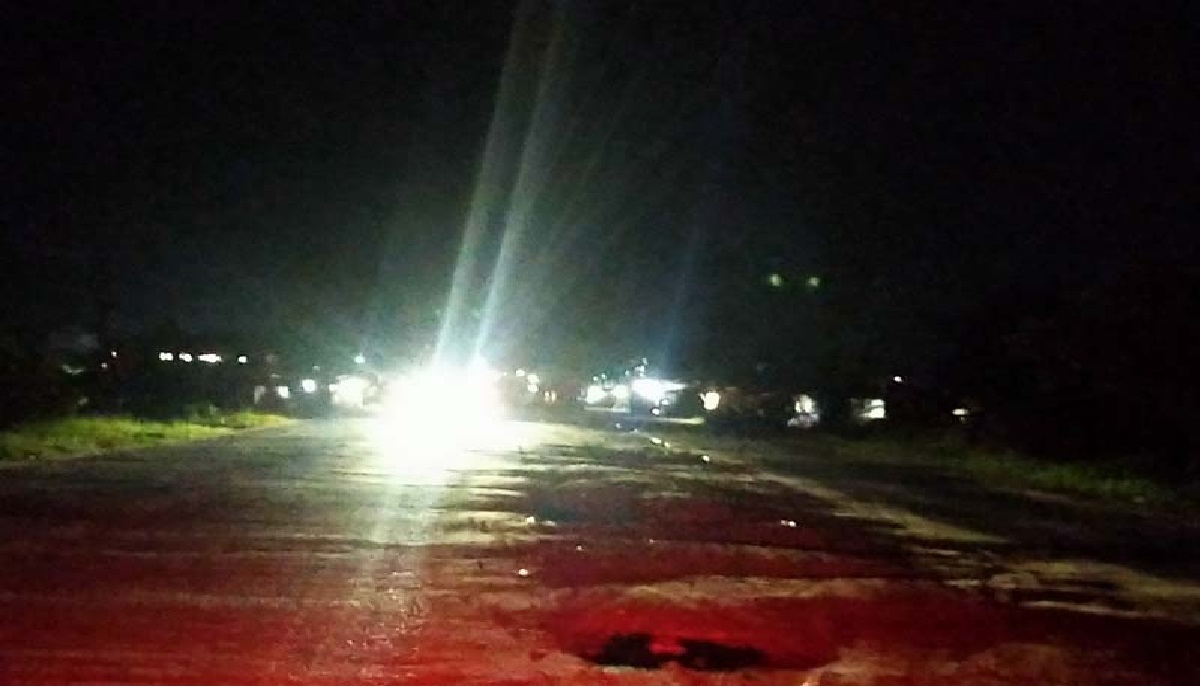 WARUNG REMANG: Suasana warung remang di kawasan Bundaran Tudung Saji, Kelurahan Baru, Kota Pangkalan Bun pada malam hari dari kejauhan, Jumat (5/7/2024) (Sulistyo/Radar Sampit)