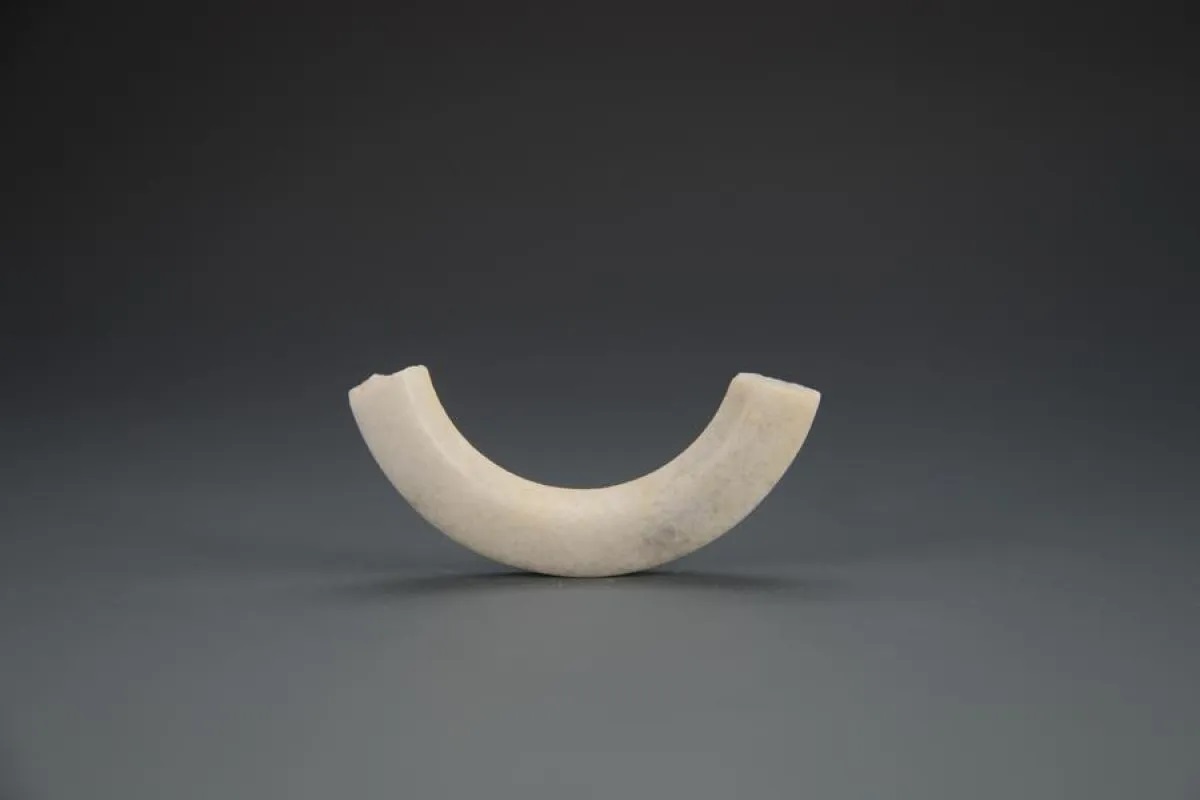 Foto yang diambil pada 15 Agustus 2024 ini menunjukkan benda giok yang digali di situs Gancaoling. ANTARA/Xinhua/Ho-Lembaga Arkeologi dan Peninggalan Budaya Kota Guangzhou.