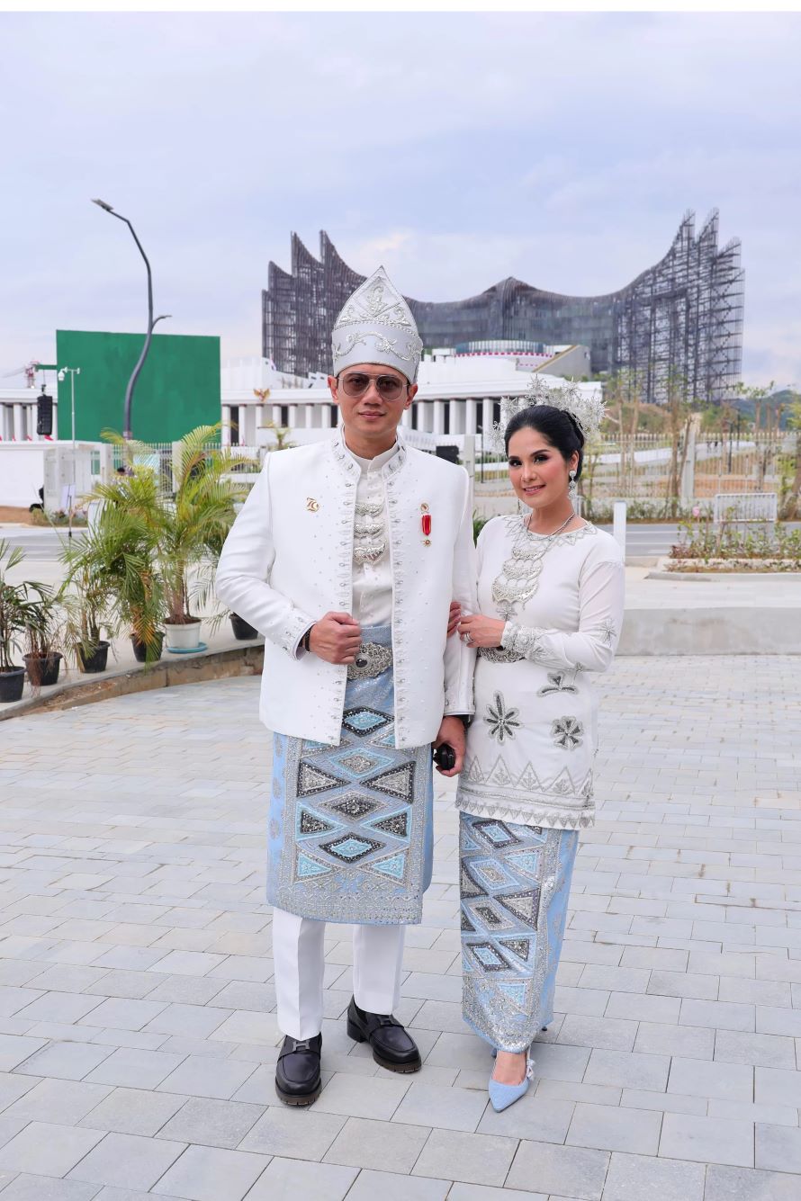 Menteri AHY bersama Pembina IKAWATI ATR/BPN, Annisa Pohan Yudhoyono mengenakan Baamar Galung Pancar Matahari, pakaian adat dari daerah Kotawaringin Barat, Kalimantan Tengah. (Kementerian ATR/BPN)