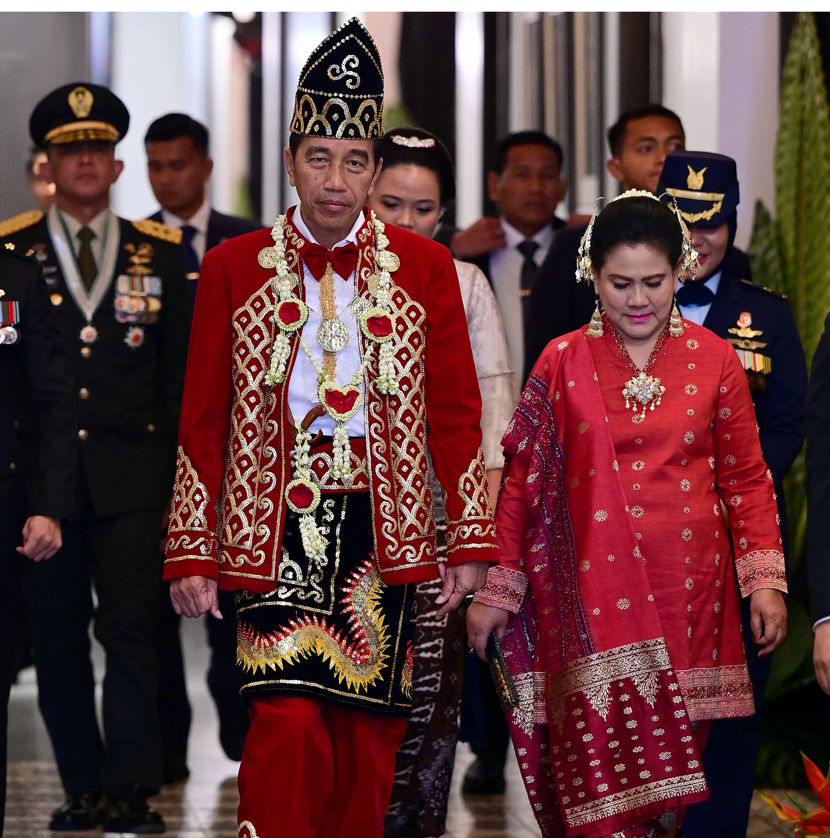 ADAT: Presiden Joko Widodo dalam balutan pakaian adat Banjar pada Upacara Penurunan Bendera Merah Putih di Ibu Kota Nusantara, Sabtu, 17 Agustus 2024. (BPMI Setpres)