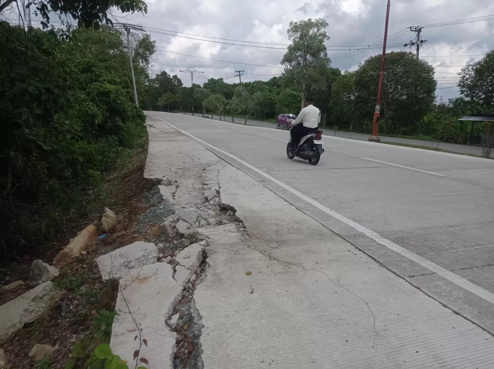 RETAK: Struktur bahu jalan di M Roem, Bontang Lestari pasca dikerjakan melalui inpres jalan daerah mengalami kerusakan sebelum berusia setahun. (FOTO: ADIEL KUNDHARA/KP)