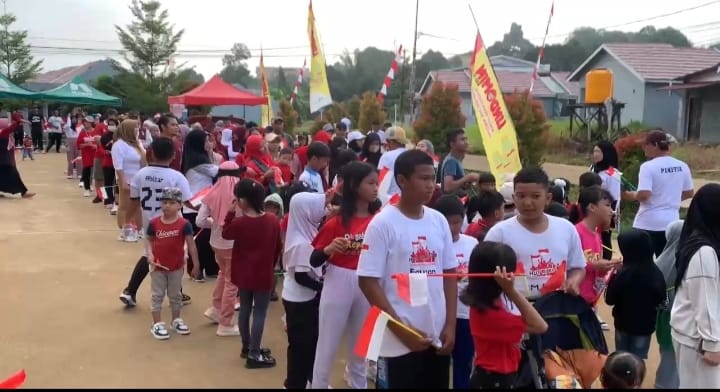 Nampak peserta antusias mengikuti kegiatan jalan santai dalam perayaan HUT RI ke-79.