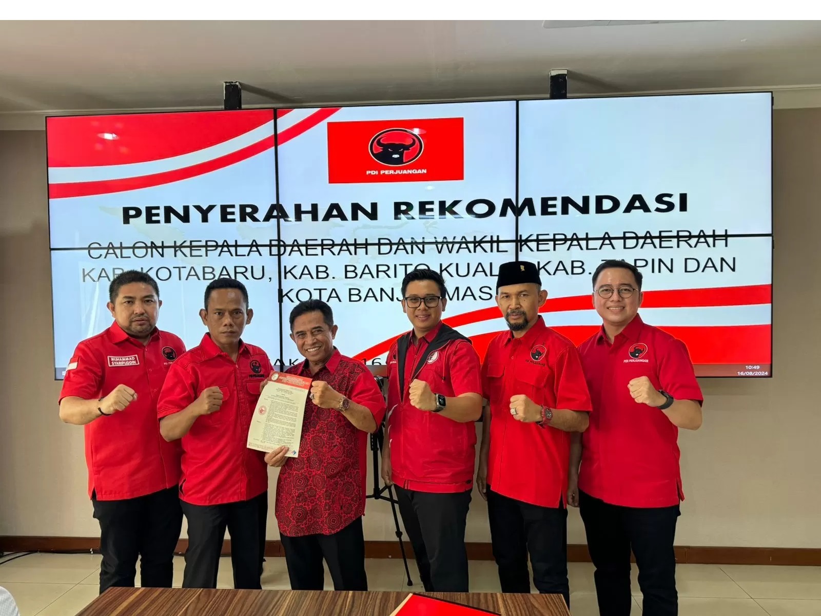 TUNJUKAN SK : Arifin Noor-Supian Akbari usai menerima Surat Keputusan SK) rekomendasi dan formulir B1 KWK di DPP PDIP belum lama tadi.(Foto:Muhaimin untuk Radar Banjarmasin)