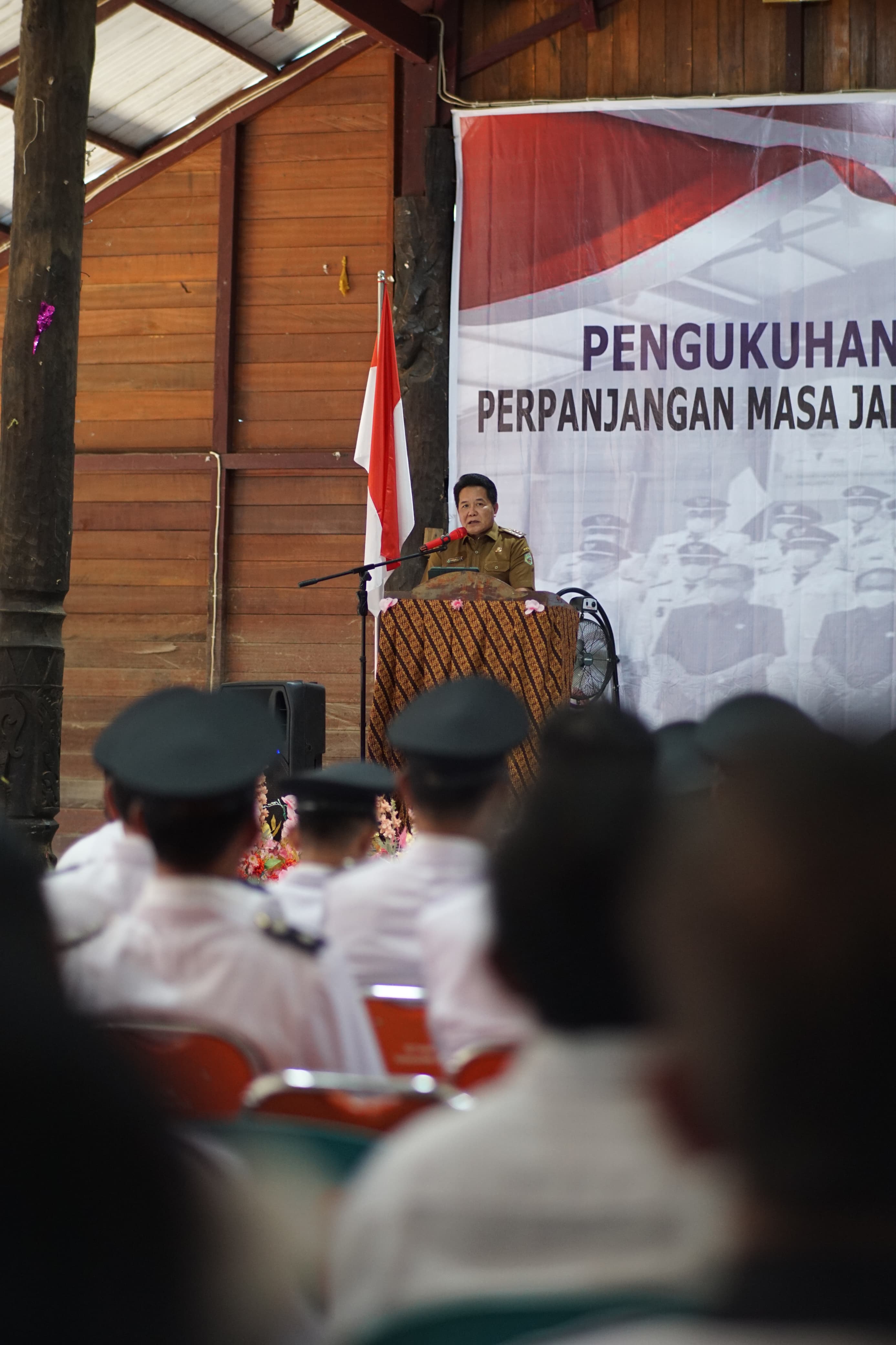 Bupati Mahulu Dr Bonifasius Belawan Geh saat memberikan amanat  kepada petinggi dan BPK di Balai Adat Ujoh Bilang, Senin (19/8). JODY KRISTIANTO/KP