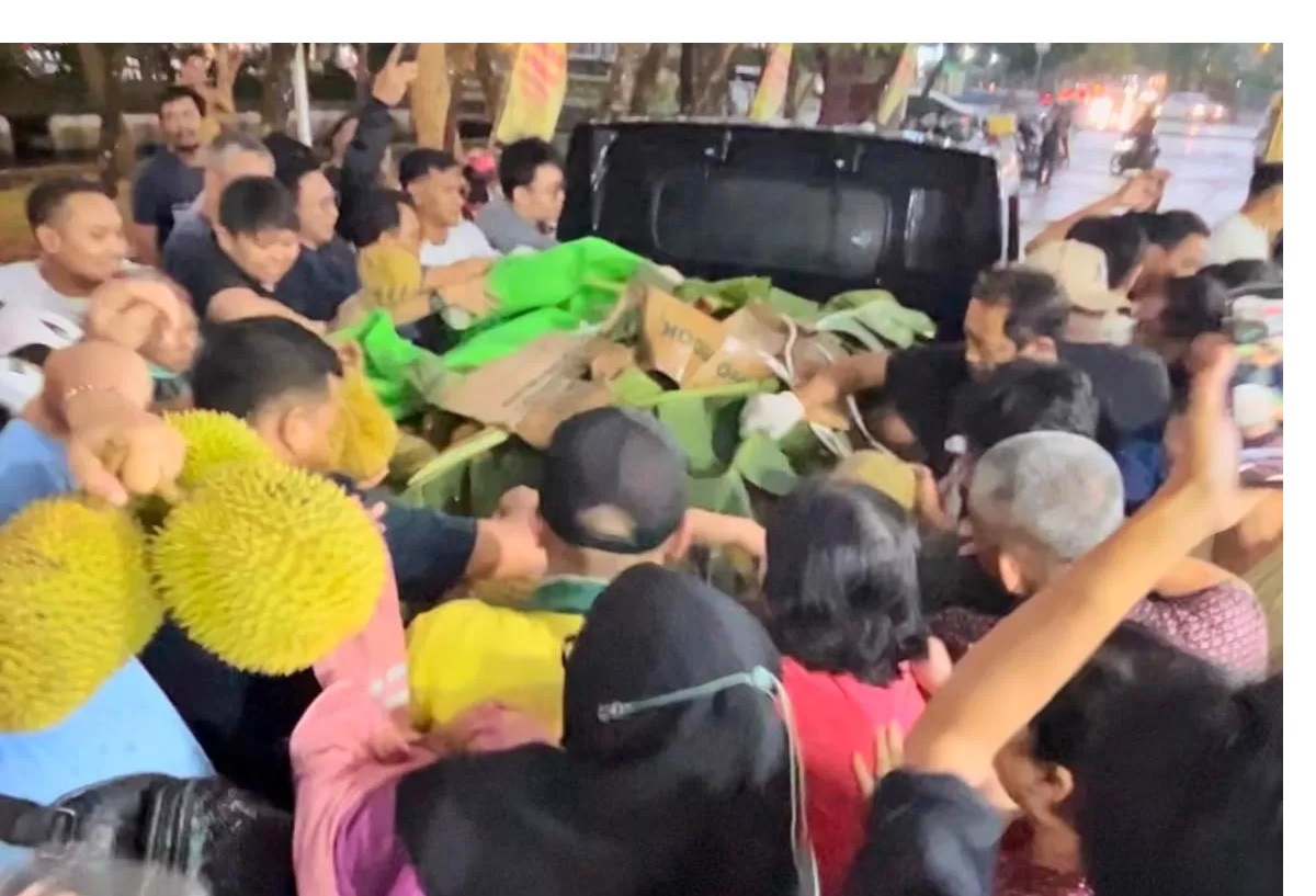 Warga mengerumuni pikap pengangkut Durian Jemongko di Jl Letkol Sugiono Pontianak, Sabtu (16/8). (Instagram Durian Jemongko)