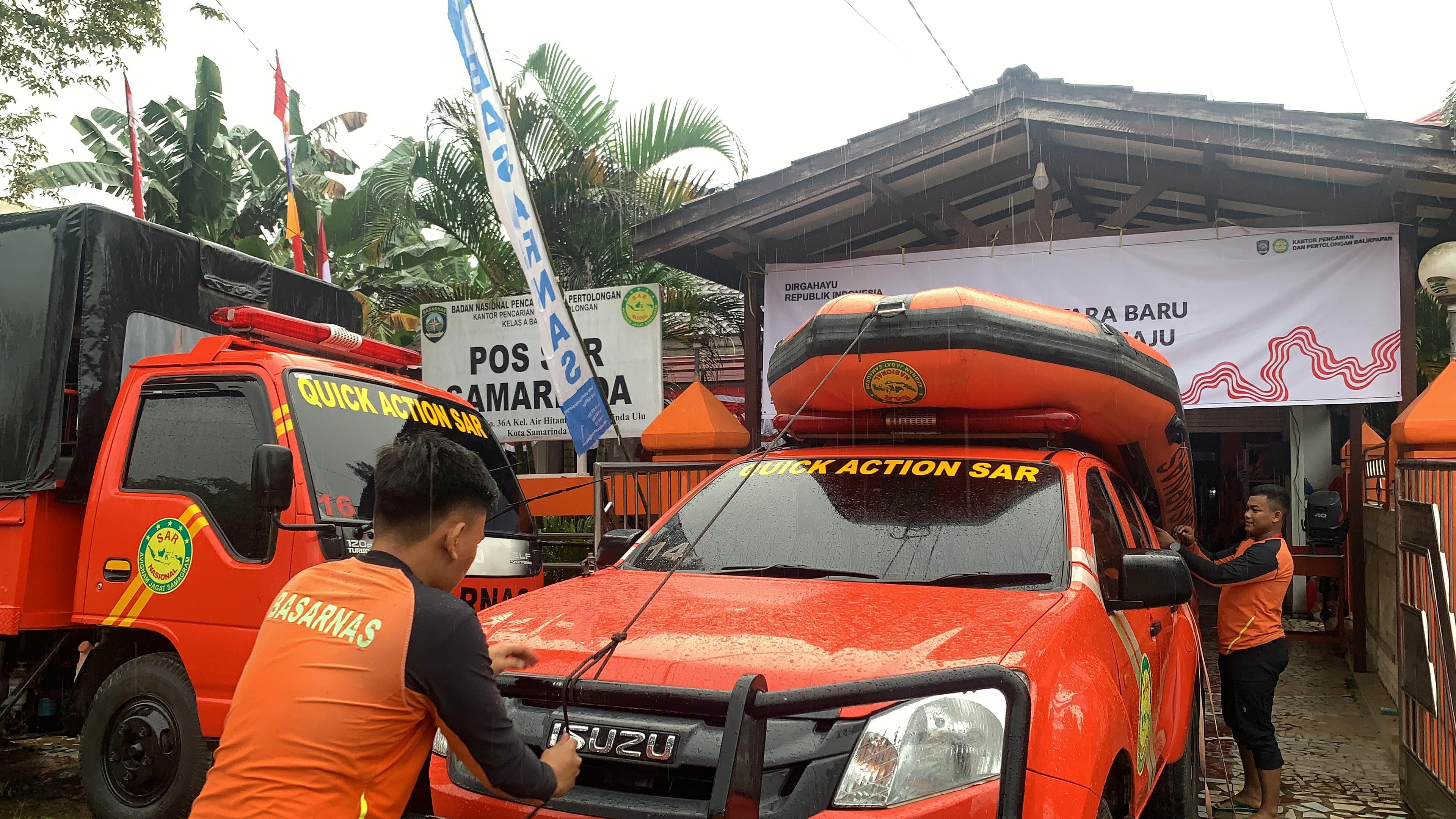 Petugas SAR bersiap melakukan pencarian.