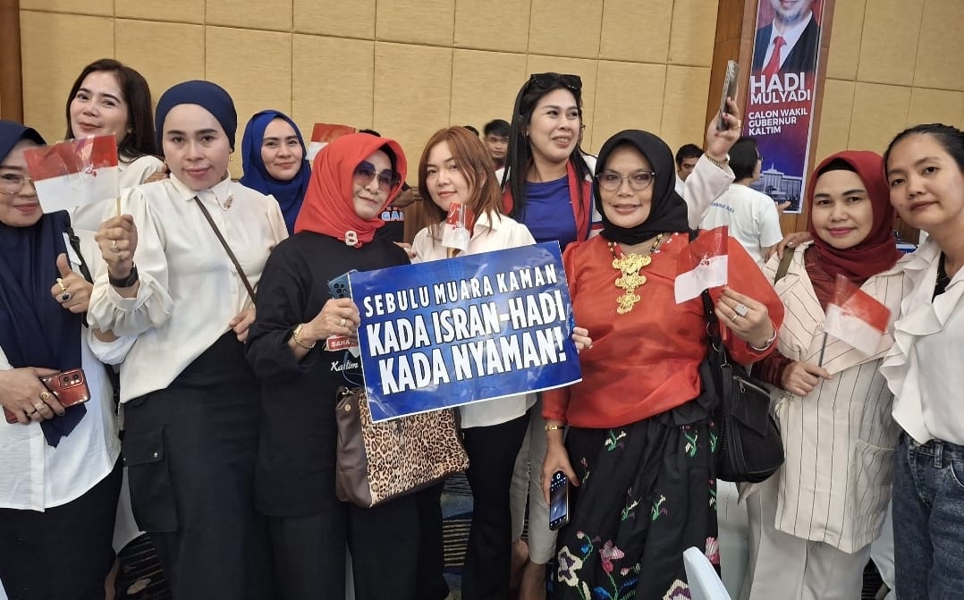 Pendukung wanita Isran-Hadi bawa poster &ldquo;Kada Isran-Hadi, Kada Nyaman&rdquo;