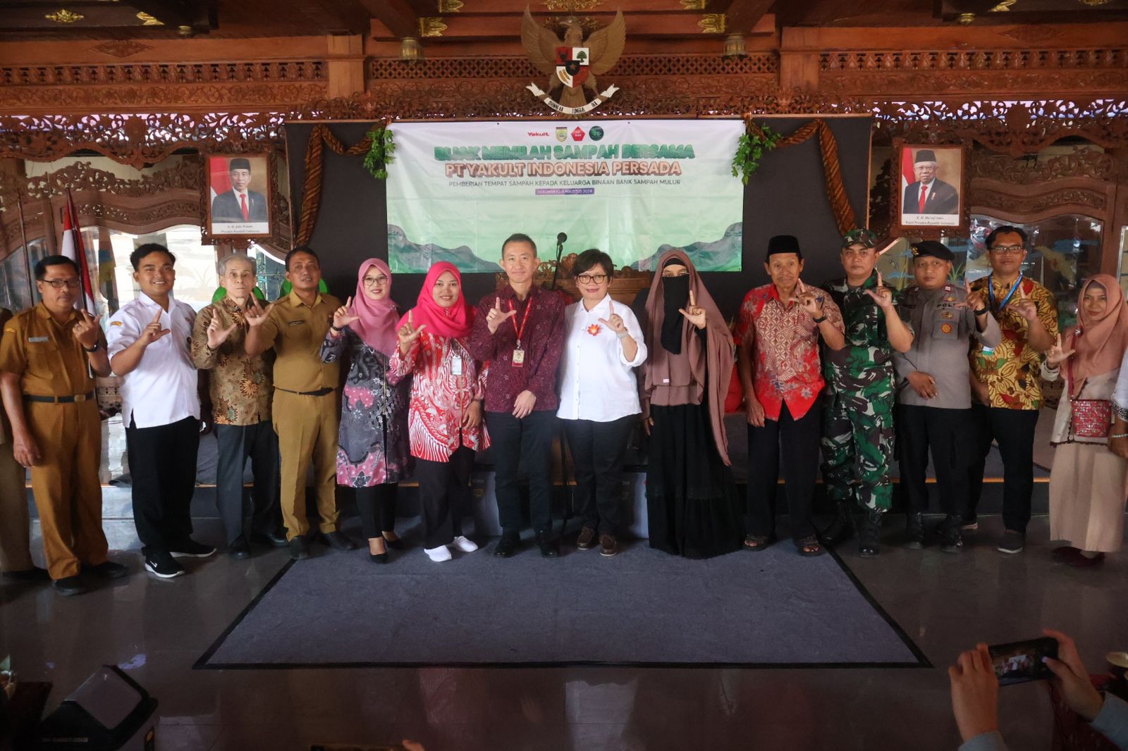 LINGKUNGAN: PT Yakult Indonesia  menyumbangkan 143 tempat sampah kepada bank sampah binaan Bank Sampah Induk Badan Usaha Milik Desa (BUMDes) Mulur, Sukoharjo, Jawa Tengah (Jateng), Selasa (6/8/2024).