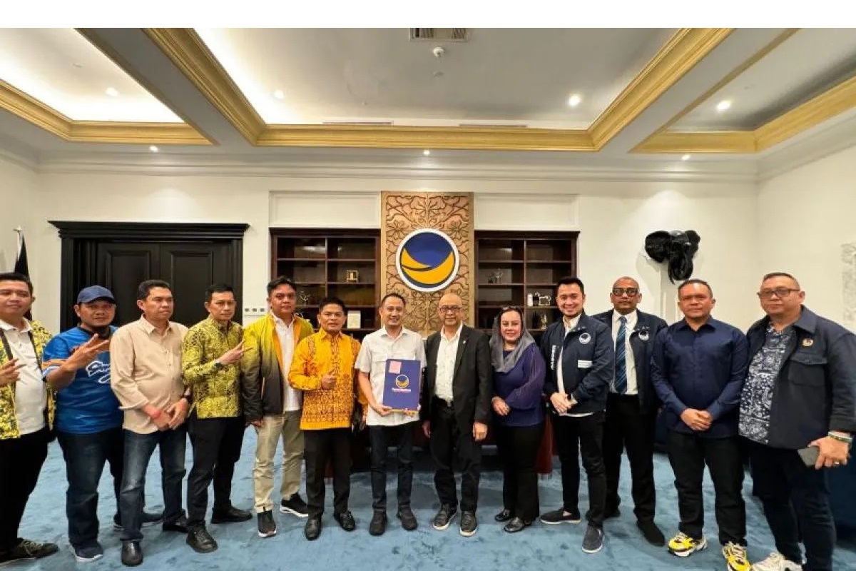 DPP Partai NasDem menyerahkan surat rekomendasi ke Fairid Naparin untuk maju di Pilwalkot Palangka Raya 2024, Selasa (20/8/2024). ANTARA/Dokumentasi Pribadi