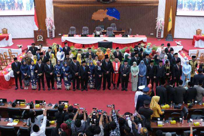 DILANTIK: Sebanyak 30 anggota DPRD Berau telah dilantik oleh ketua PN Tanjung Redeb di Ruang Rapat Paripurna DPRD Berau, Senin (19/8).