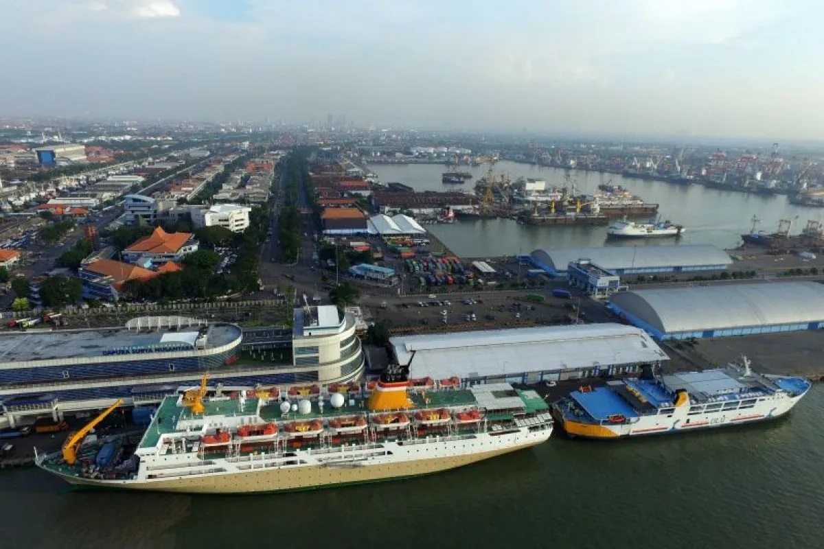 Kegiatan di Pelabuhan Tanjung Perak, Surabaya, Jawa Timur.