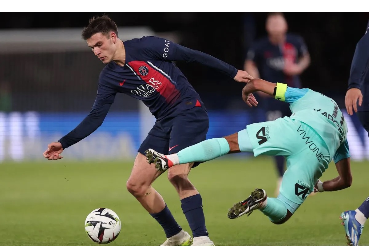 Manuel Ugarte (kiri)