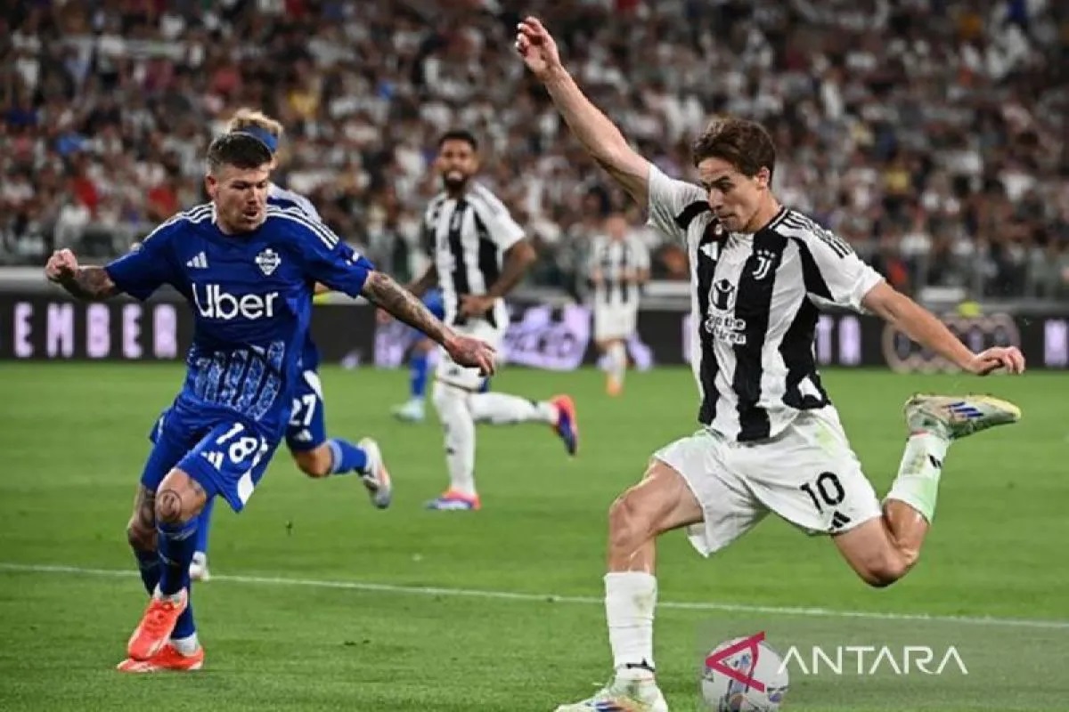 Pemain Juventus Kenan Yildiz (kanan) berupaya menembak bola sambil dibayangi oleh pemain bertahan Como Alberto Moreno dalam pertandingan pembuka Seria A di Allianz Stadium. ANTARA/AFP/Isabella Bonoto/