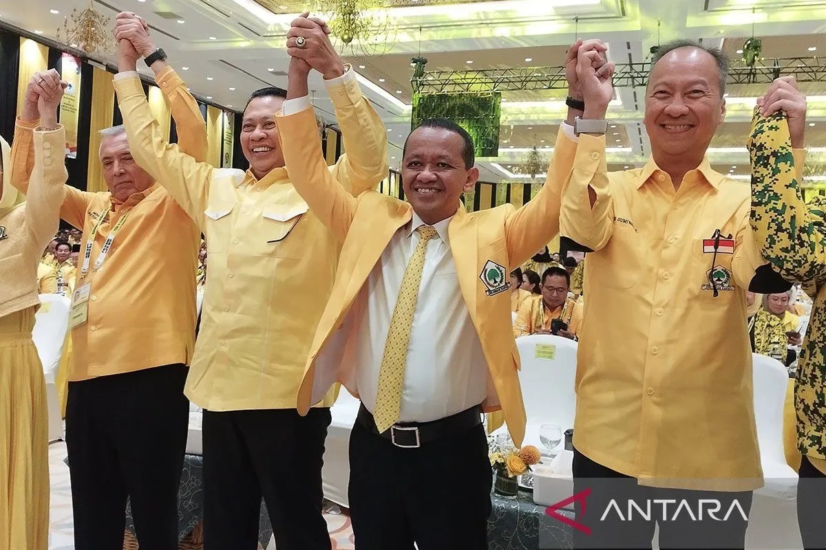 Ketua Umum baru Partai Golkar Bahlil Lahadalia (dua kanan) bersama elit partai lainnya, Bambang Soesatyo (dua kiri) dan Agus Gumiwang Kartasasmita (kanan) di Jakarta Convention Center, Jakarta.