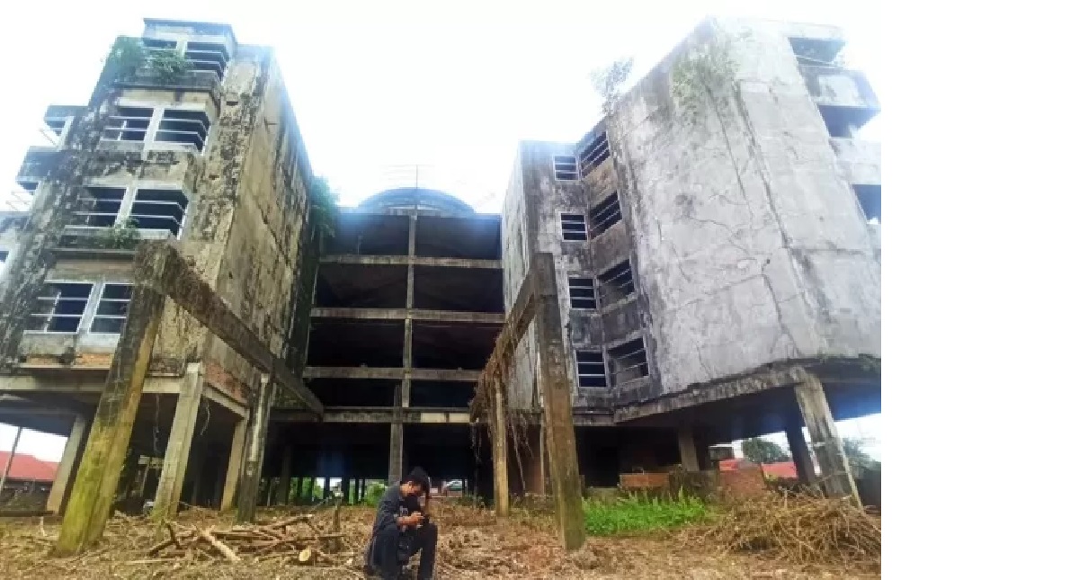 TERBENGKALAI: Ilustrasi sebuah bangunan baru di kawasan Jalan Belitung, Kecamatan Banjarmasin Tengah yang tidak terurus. | FOTO:M FADLAN ZAKIRI/RADAR BANJARMASIN