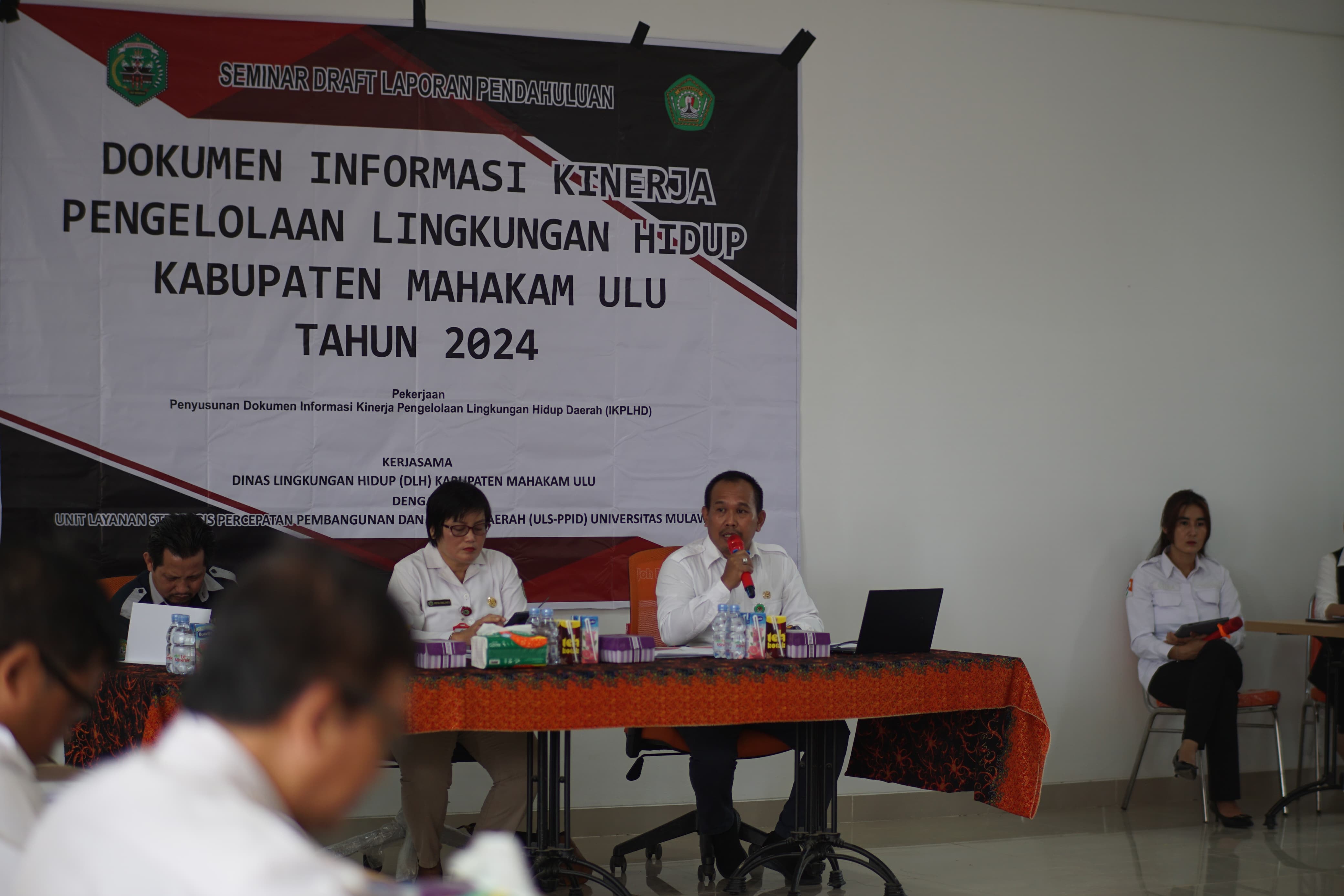 Solman sampaikan laporan pada diskusi di Cafetaria Setkab Mahulu, Rabu (21/8). JODY KRISTIANTO/KP