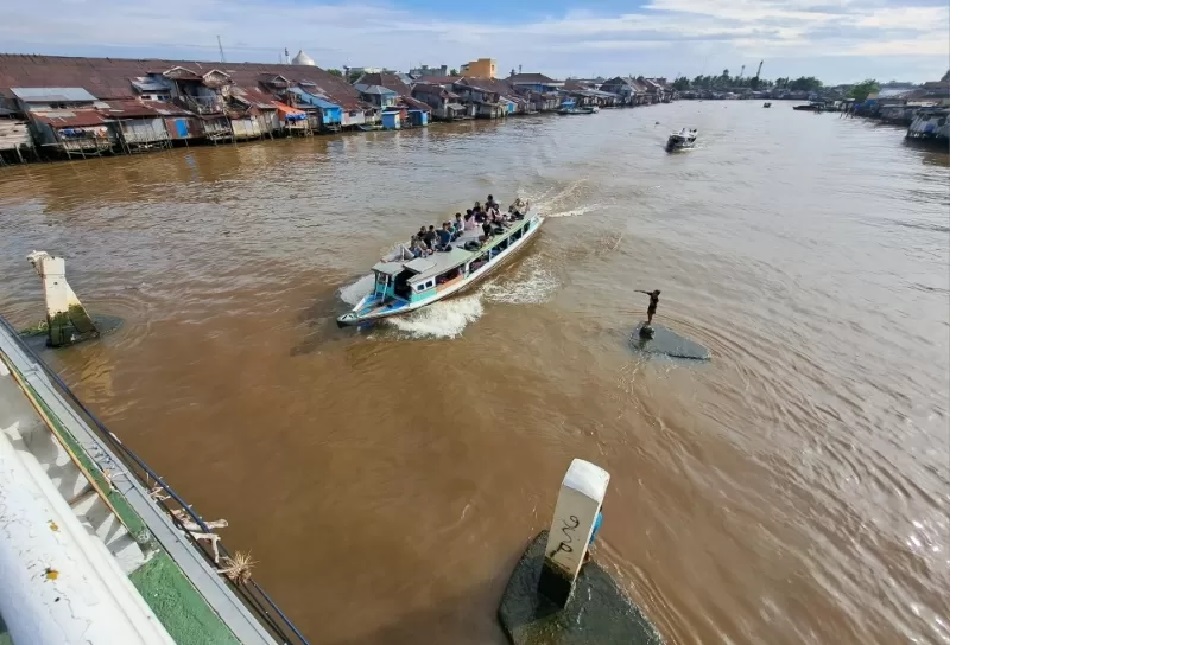 SUSUR SUNGAI: Kelotok wisata menyusuri Sungai Martapura, foto diambil dari atas Jembatan Pasar Lama. (Foto: WAHYU RAMADHAN/RADAR BANJARMASIN)