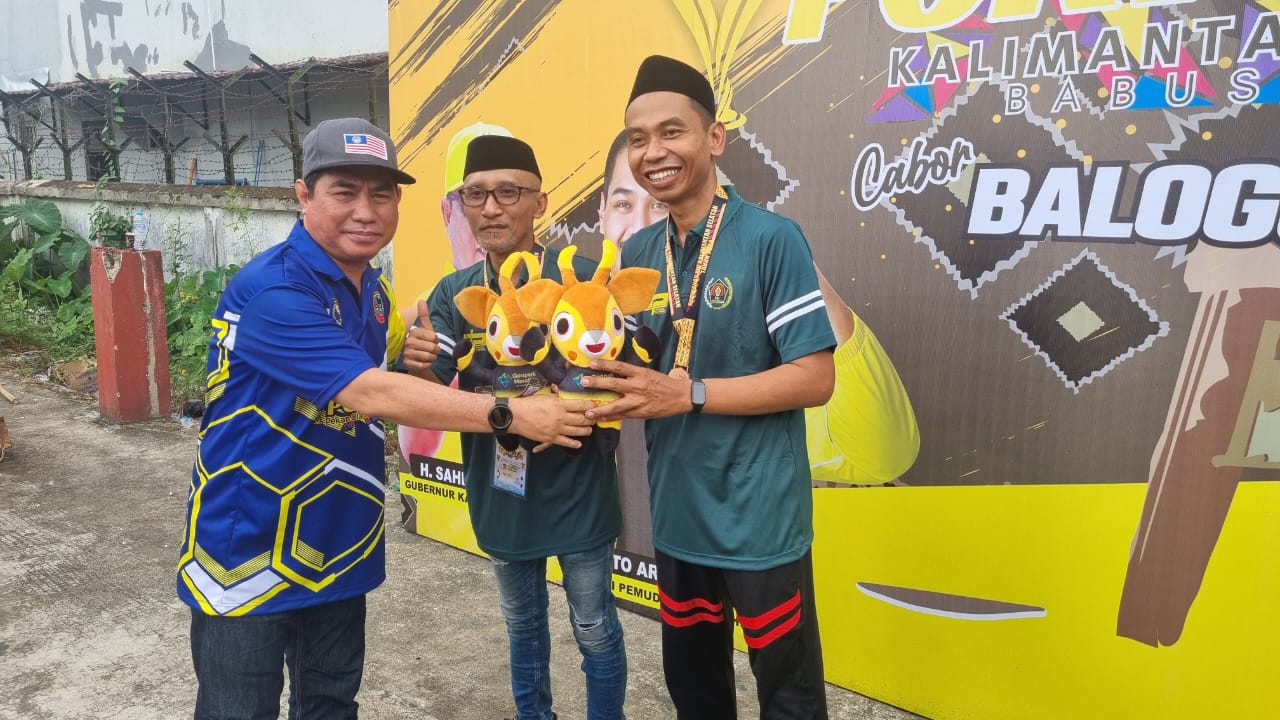 MEDALI PERTAMA: Maulana (kanan) dan Abi Hasan (tengah) meraih perunggu dalam cabor balogo di Porwanas Kalsel, Rabu (21/8/2024).