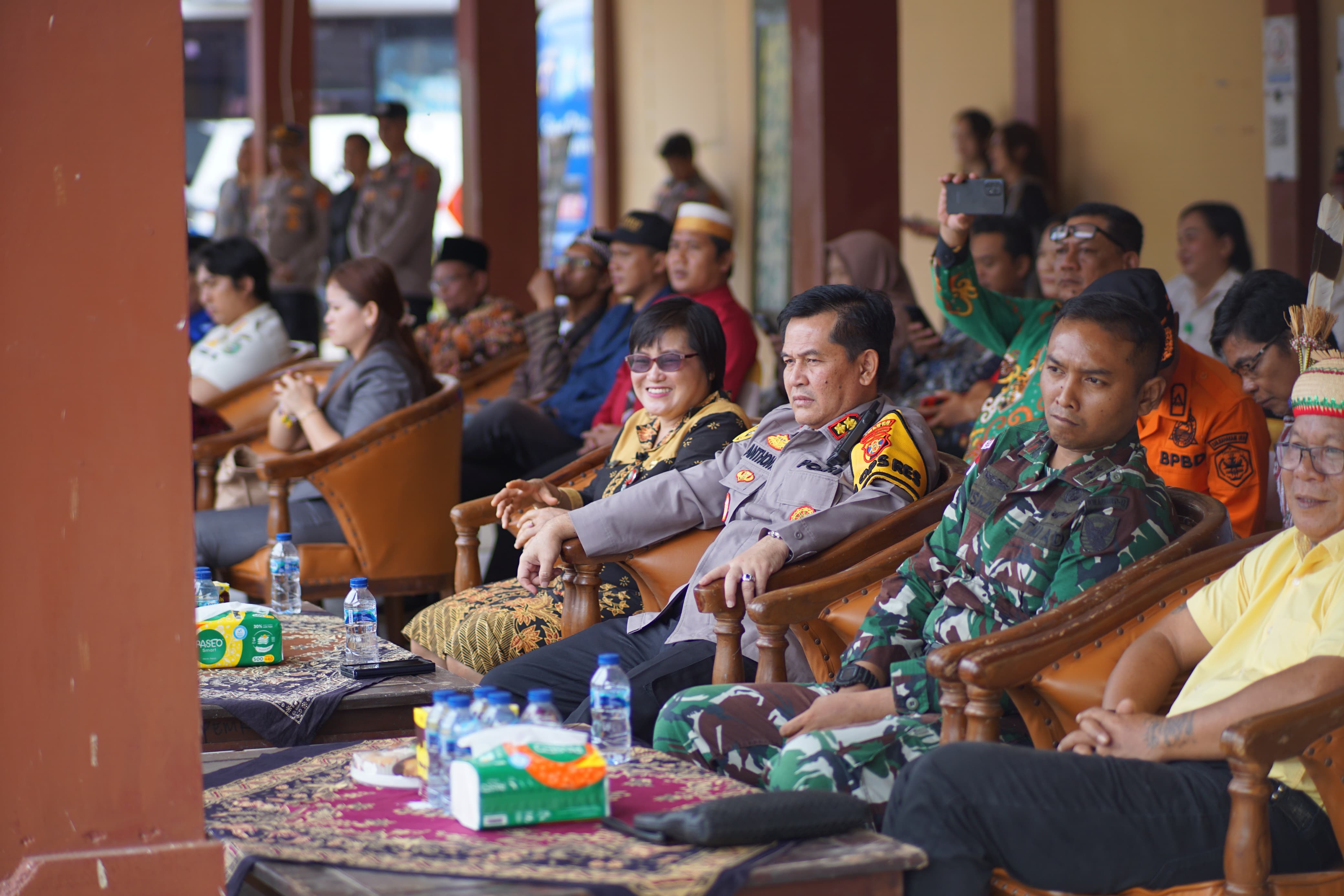 Asisten III Kristina Tening didampingi Kapolres Mahulu AKBP Anthony Rybok menyaksikan simulasi Sispamkota di Mapolres Mahulu, Kamis (22/8). JODY KRISTIANTO/KP