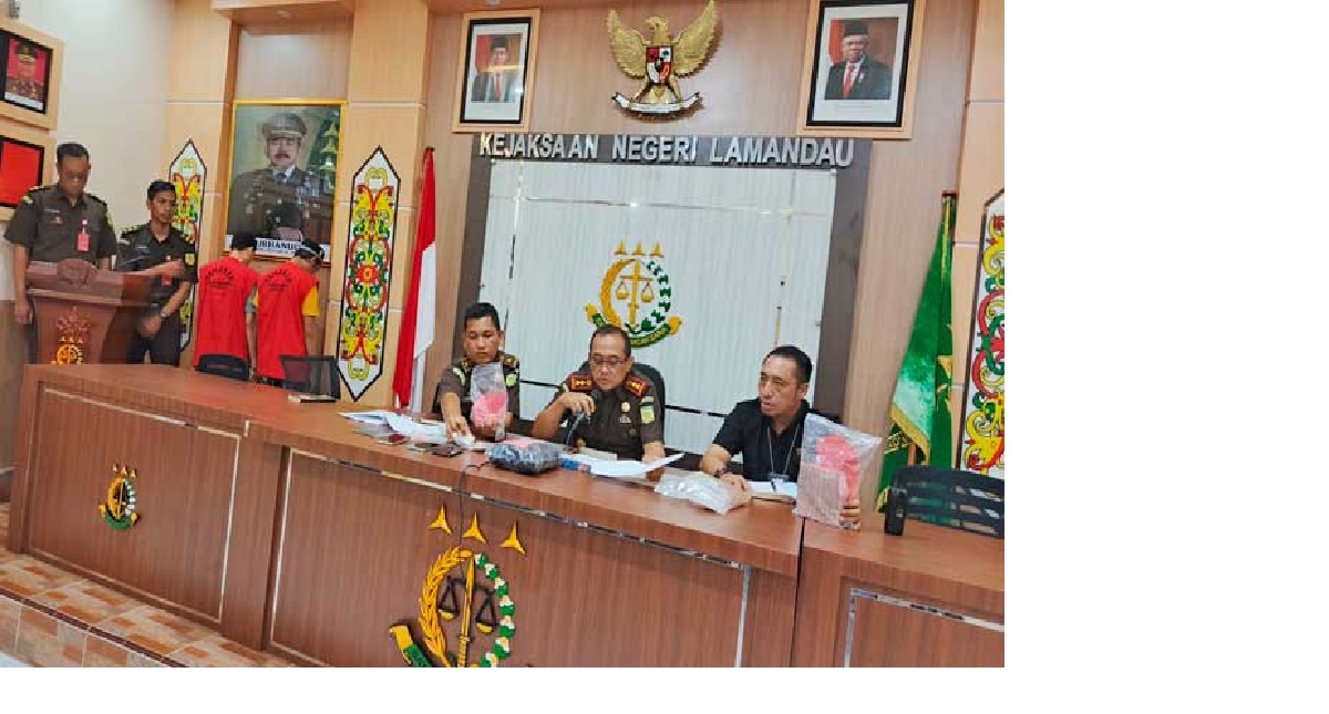 JUMPA PERS : Kepala Kejaksaan Negeri Lamandau Dezi Setiapermana jumpa pers tahap 2 pelimpahan berkas perkara 33,6 kilogram sabu. RIA MEKAR ANGGREANI/RADAR SAMPIT