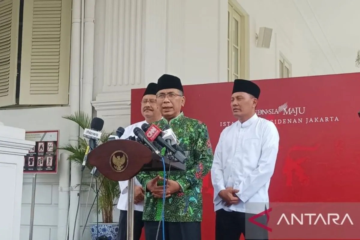 Ketua Umum Pengurus Besar Nahdlatul Ulama (PBNU) Yahya Cholil Staquf memberikan keterangan, di Istana Kepresidenan Jakarta, Kamis (22/8/2024). ANTARA/Mentari Dwi Gayati