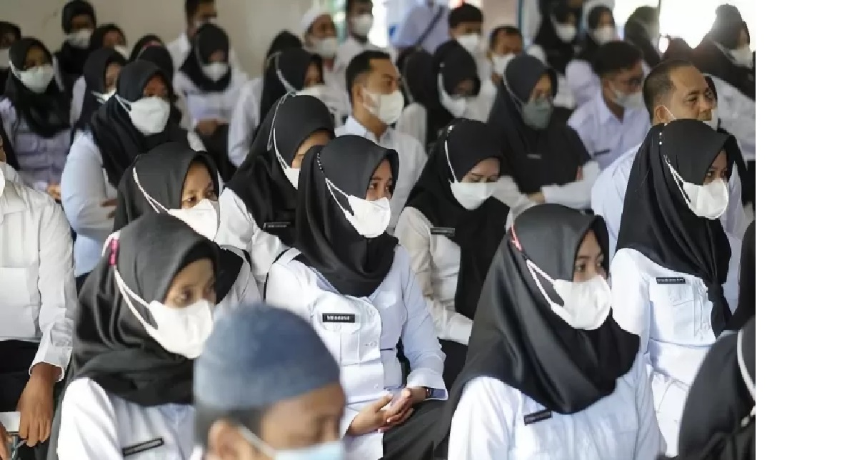 FOKUS: Ratusan PPPK guru saat mengikuti pembekalan dari Pemko Banjarbaru beberapa waktu lalu. Tahun ini PPPK boleh ikut seleksi CPNS. (Foto: DOK RADAR BANJARMASIN)
