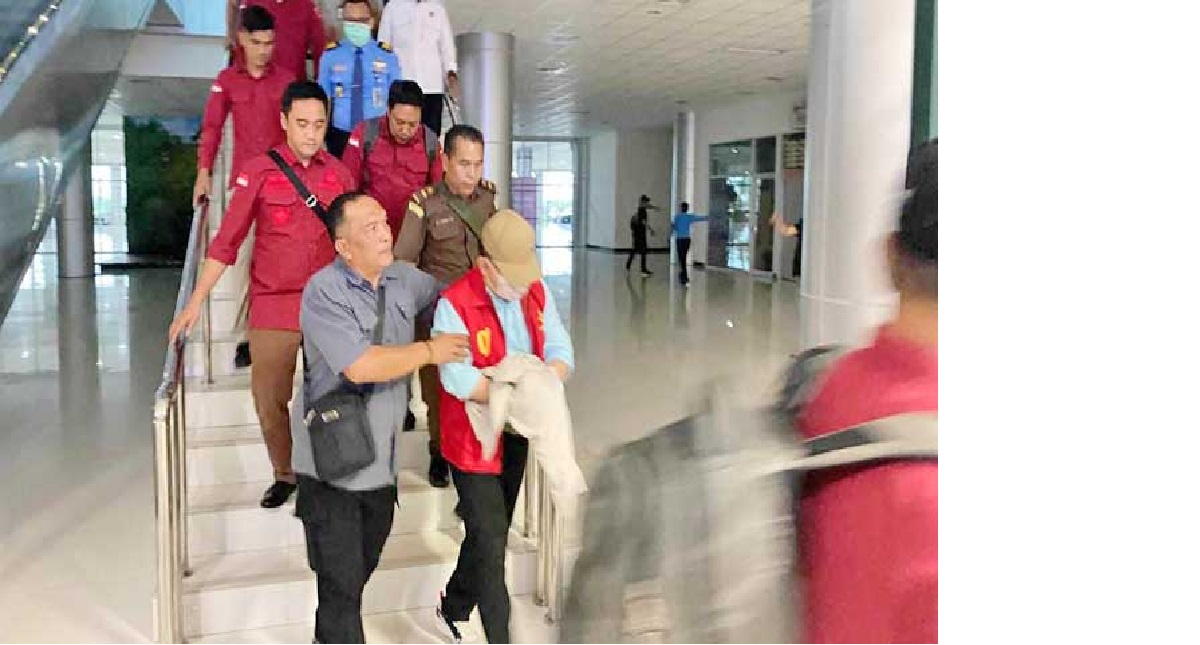 DIGIRING: Ujang Iskandar dikawal ketat saat tiba di  Palangka Raya untuk segera menjalani sidang di Pengadilan Tipikor Palangka Raya, Rabu (21/8/2024). (Istimewa)