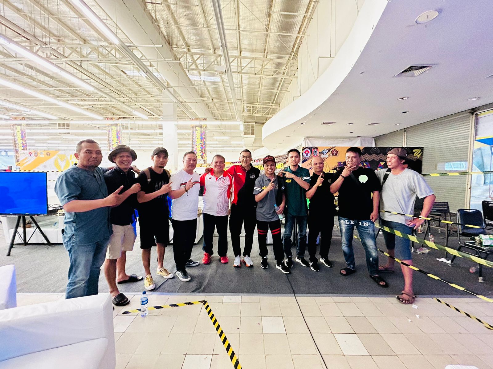 PERDANA: Sapri Maulana (lima kanan) menyumbang medali emas untuk kontingen PWI Kaltim di Porwanas Kalsel, Jumat (23/8/2024).