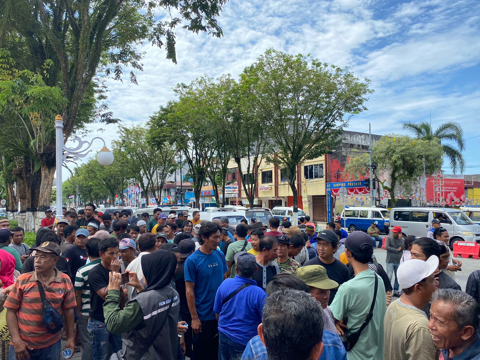 Ratusan sopir angkot melakukan unjuk rasa di Balai Kota Balipapan, Jumat (23/8/2024). Mereka menolak keberadaan Bacitra.
