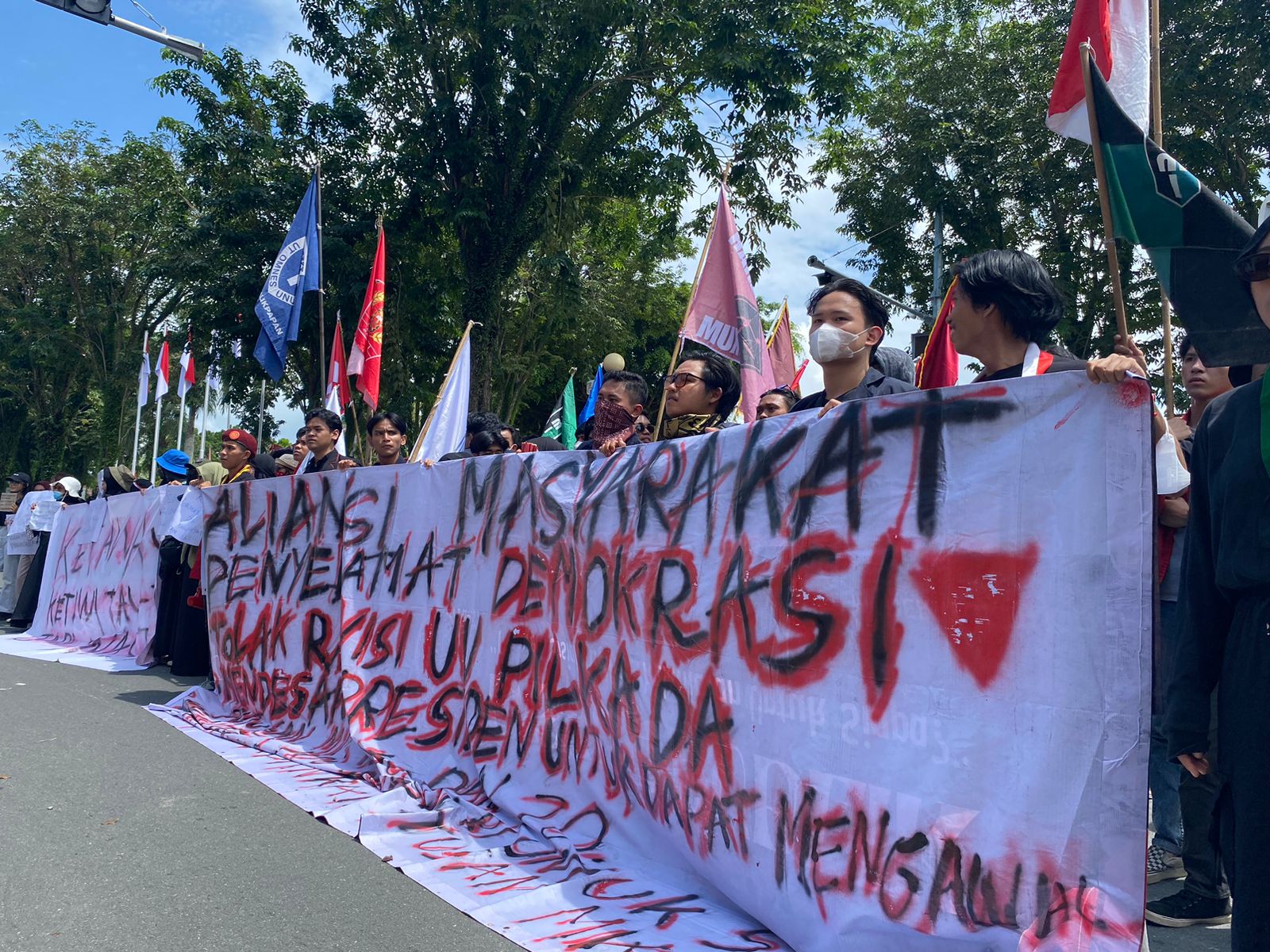 Ratusan masa dari Aliansi Masyarakat Penyelamat Demokrasi menggelar aksi untuk terus mengawal putusan MK No.60/PUU-XXII/2024 di depan kantor DPRD Balikpapan