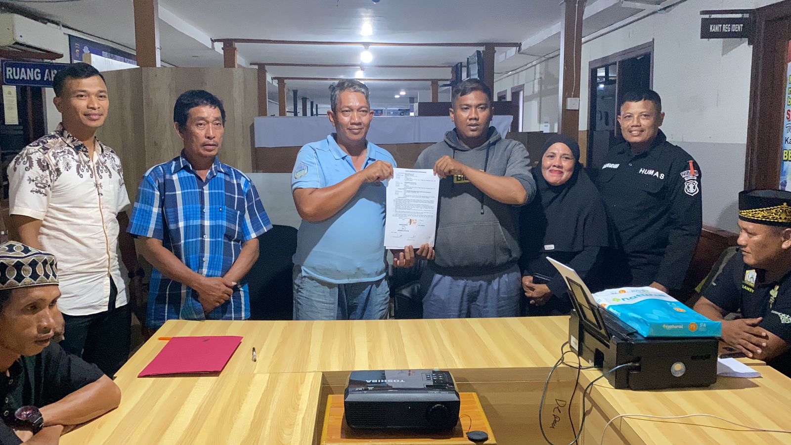 Setelah dimediasi, sopir angkot dan sopir Bacitra yang sempat terlibat gesekan di kawasan Pelabuhan Semayang sepakat berdamai.  (Foto : Humas Polresta Balikpapan)