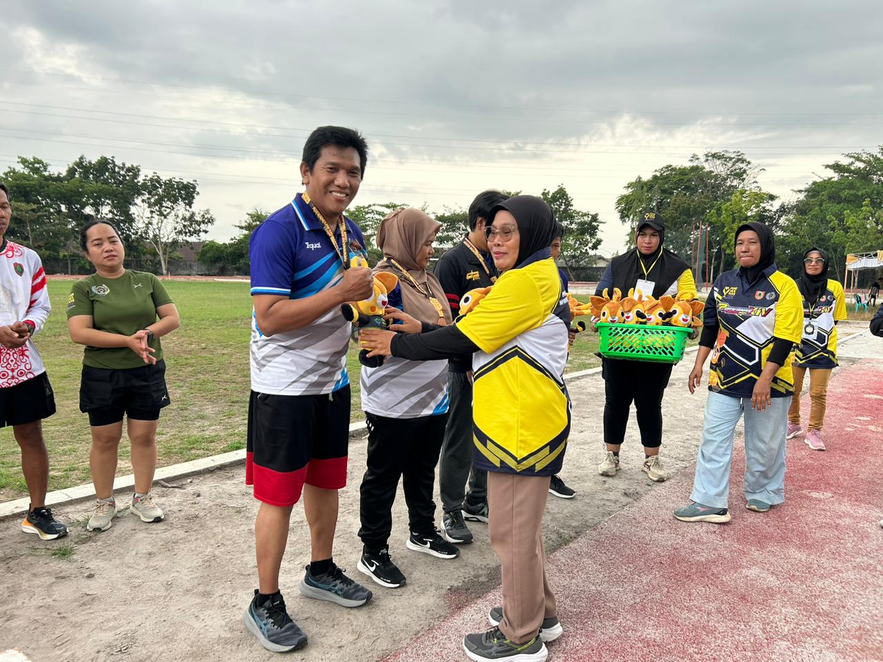MEDALI: Tim atletik PWI Kaltim membawa pulang perunggu dalam Porwanas Kalsel, Kamis (22/8/2024).